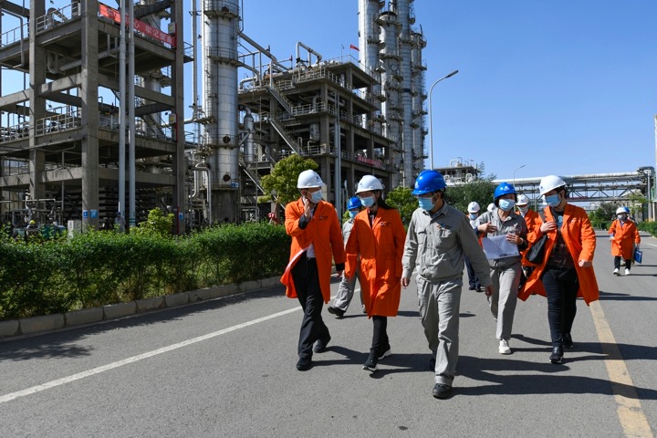 省总工会党组成员、、、副主席张驰一行到先锋化工调研