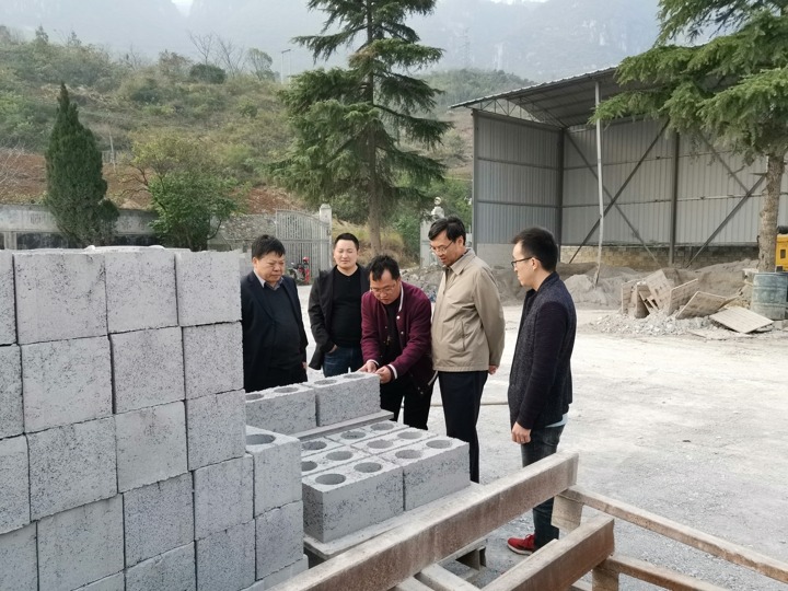 集团党委副书记、、总司理高建嵩一行到扶贫联系点调研脱贫攻坚事情