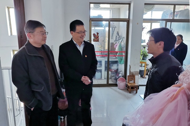 迎新春送温暖 集团党委委员、副总司理张镭一行到曲煤焦化公司慰问难题职工