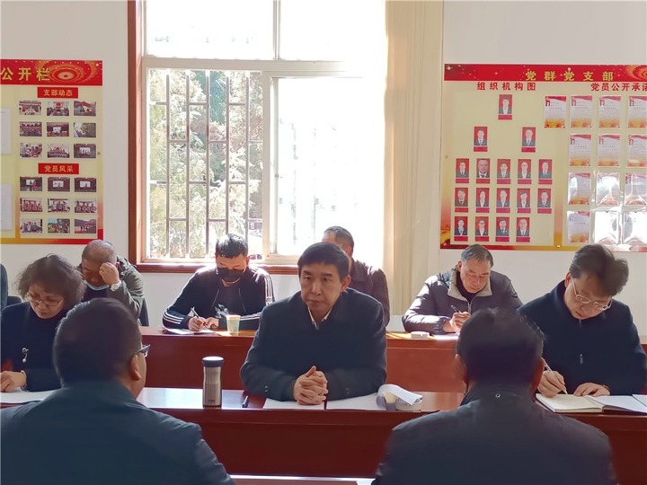 集团党委副书记、工会主席王鑫一行到可保煤矿开展春节送温暖活动