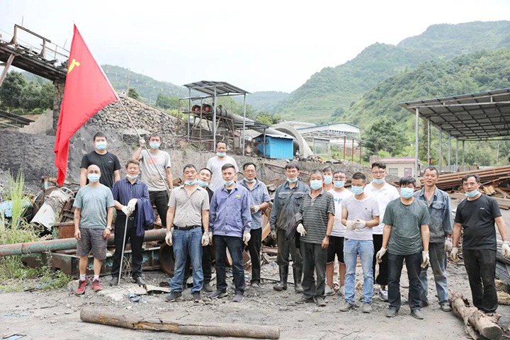 团结煤业开展“分拣钢材、、修旧利废、、降本增效”主题党日活动