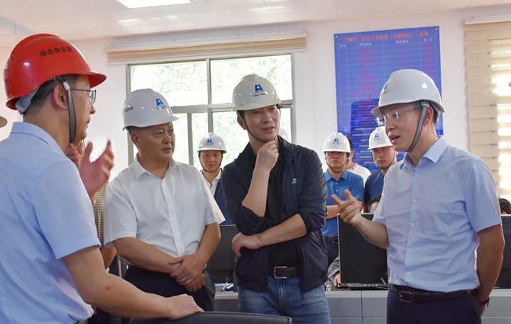 曲靖市委副书记、、市长李石松一行到曲煤焦化调研