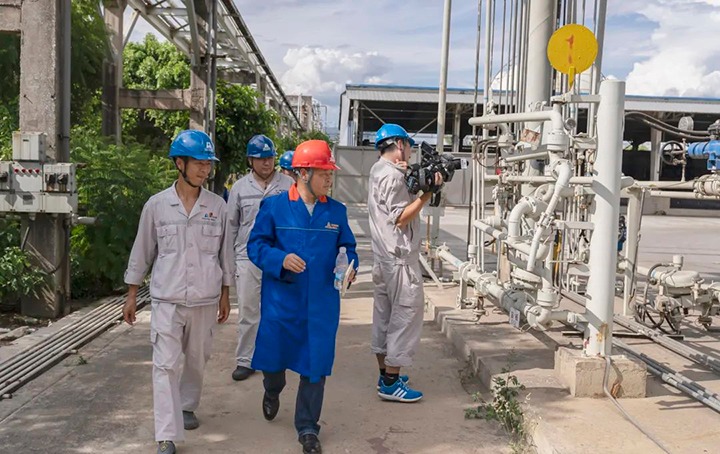 集团党委委员、、副总司理缪和星一行赴解化化工开展三季度清静环保事情检查