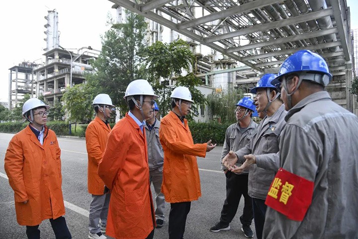 集团党委副书记、、总司理高建嵩一行赴先锋化工督导调研