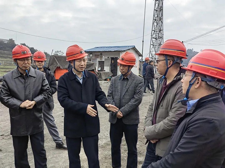 罗平县县委副书记、、、县长王玮一行到云南东源罗平东城煤矿有限公司调研指导