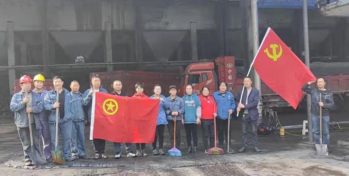 镇雄公司选煤厂党总支、、、后勤服务中心党支部联合开展植树节主题党日活动