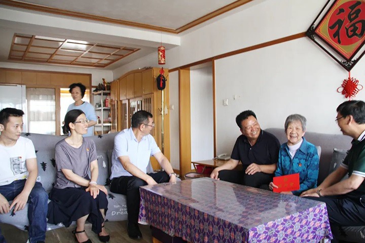 云煤（太阳集团城网站2018）集团党委副书记、总司理高建嵩到恒通煤业公司走访慰问老党员