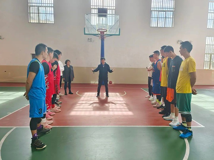 云煤（太阳集团城网站2018）集团享受省管企业副职待遇向导张武生到后所煤矿探望备战省运会的集团男子篮球集训队