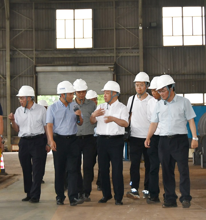 曲靖市委副书记、、市长李先祥一行到大为装备公司开展事情调研