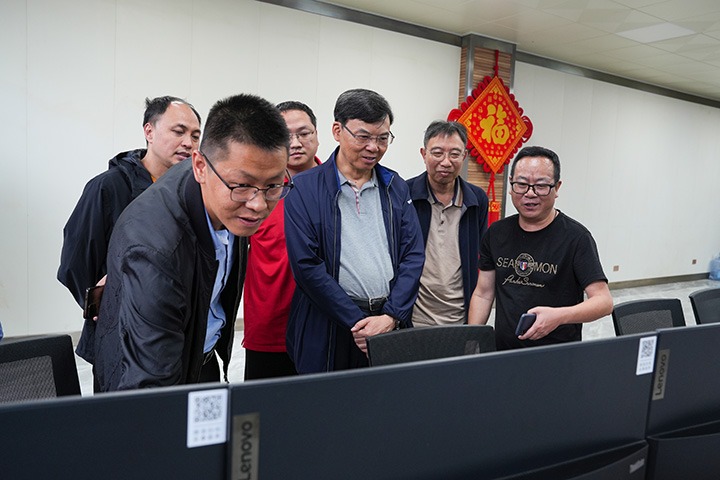 云煤集团党委副书记、、副董事长、、总司理高建嵩到恩洪煤业公司调研指导事情