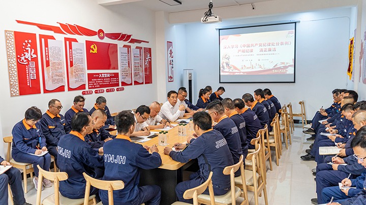 云煤集团党委副书记、、、工会主席王鑫到云南解化公司氨加工厂党支部教学专题党课