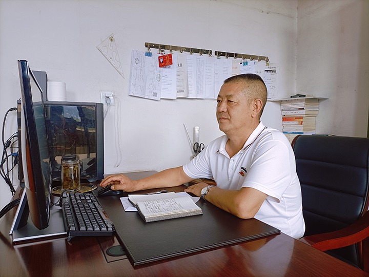 朱鹏勋：：：以责任与继承誊写欠亨俗