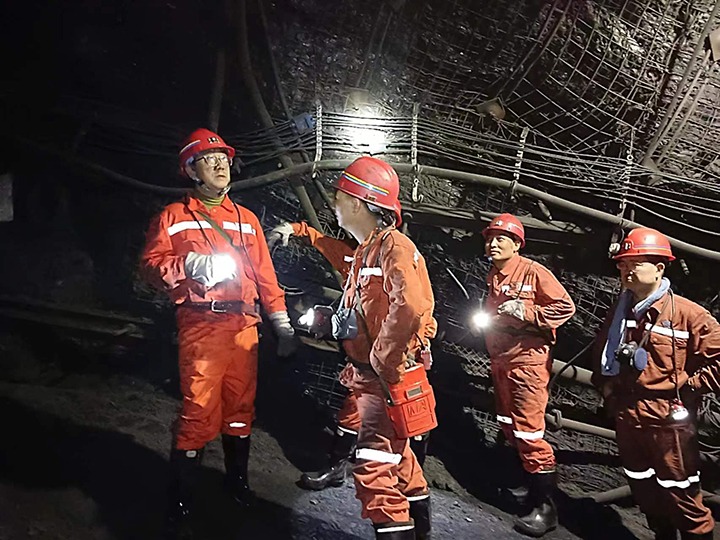 云煤集团副总司理、总工程师施从伟到金城煤矿检查指导事情