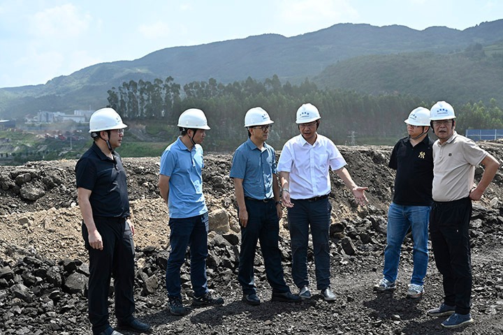 云煤集团党委委员、、副总司理施从伟到先锋煤业检查指导清静生产事情