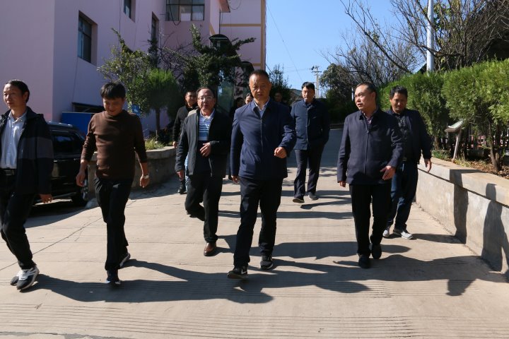 宣威市委副书记、市长许韶发到羊场煤矿公司举行清静生产事情调研