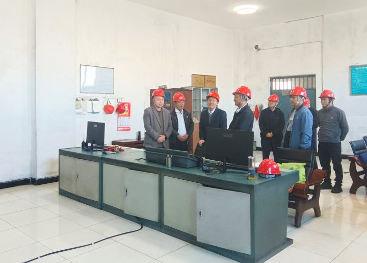 云煤集团党委委员、纪委书记、省监委驻集团监察专员翁立志到恩洪煤业公司挂钩联系党支部调研指导