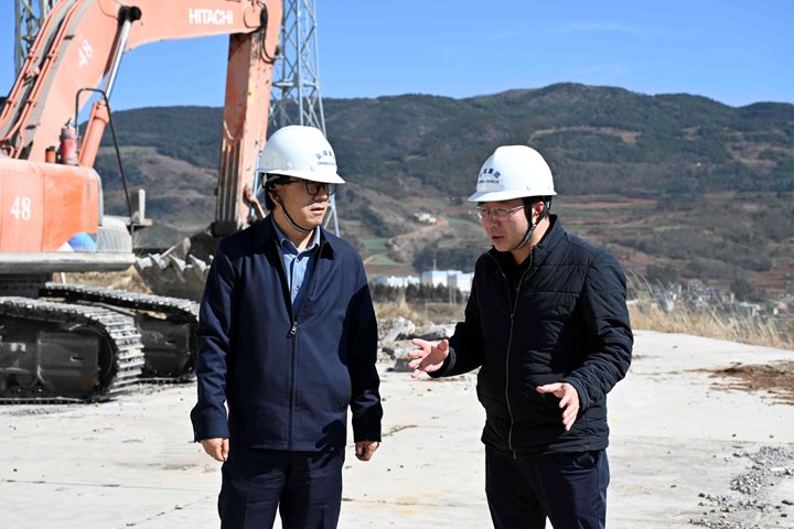 集团党委委员、、副总司理、、总工程师施从伟到先锋煤业调研清静生产事情