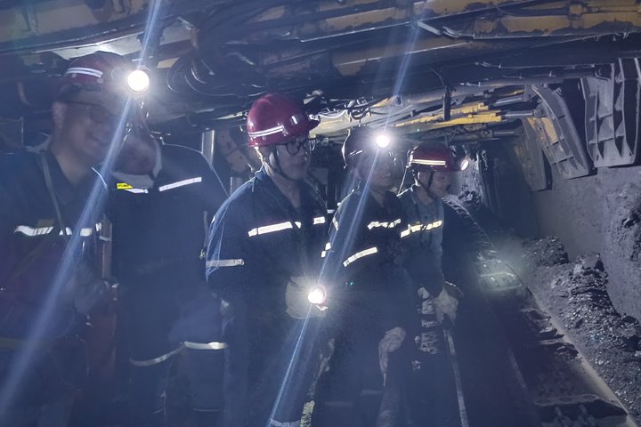 云煤集团党委委员、、、副总司理施从伟到陆东煤矿督导检查“两会”时代清静生产事情