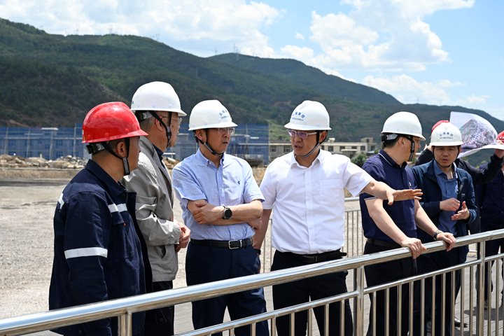 集团党委副书记、、、副董事长、、、总司理高建嵩一行到先锋煤业检查清静生产事情