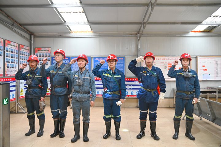 云煤集团党委委员、、副总司理、、总工程师施从伟到陆东煤矿督导检查清静生产事情