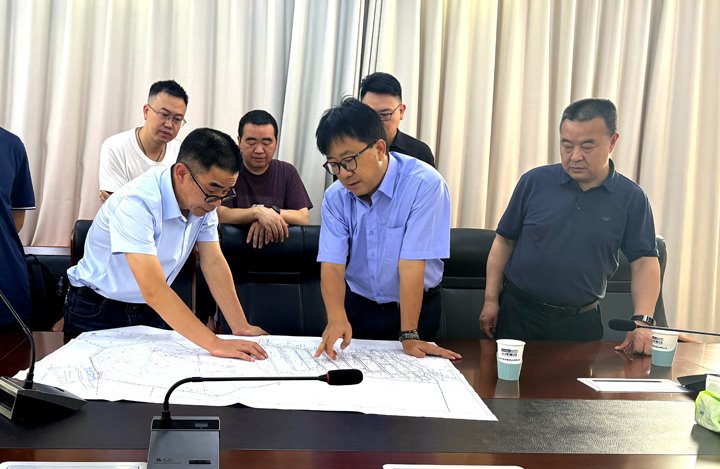 集团党委委员、、、副总司理施从伟到镇雄煤业长岭煤矿调研