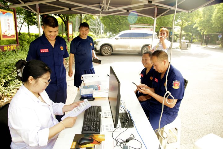 以热血为灯，，，照亮生命之路——镇雄煤业爱心献血活动暖心落幕