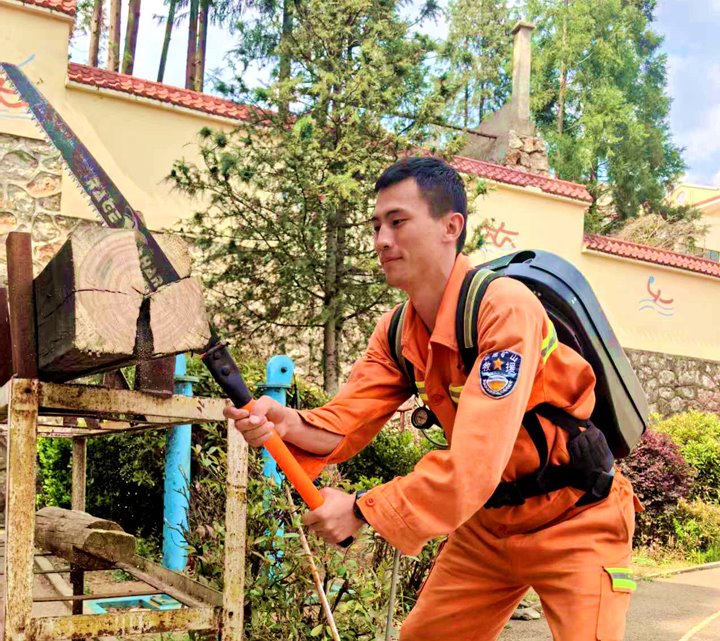 爱岗敬业 | 申宵：：从“应急新兵”到“手艺状元