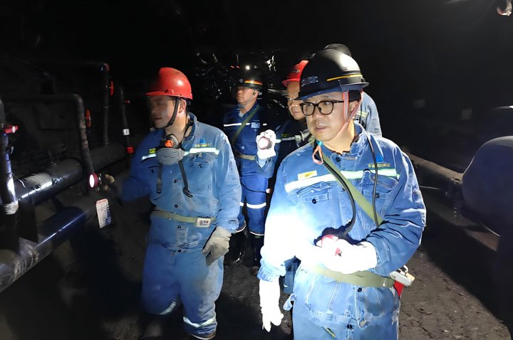 云煤集团党委委员、、、副总司理、、、总工程师施从伟一行到镇雄煤业调研指导清静生产事情