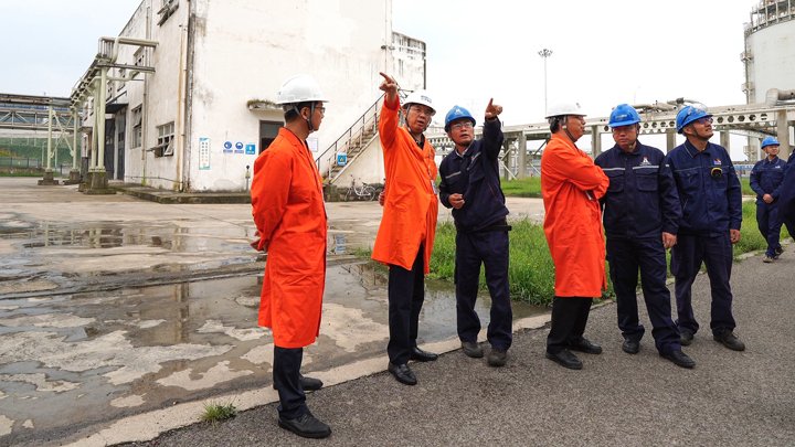 集团党委副书记、副董事长、总司理高建嵩到寻甸区域所属企业调研清静生产谋划事情