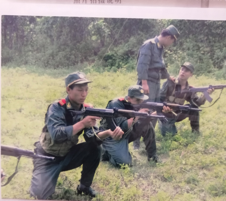 9.安青春在步队照片 （左一）.jpg